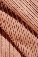 Tissu velours côtelé rose saumon drapé sur des formes architecturales cubiques ivoire, effet marbre en arrière-plan.