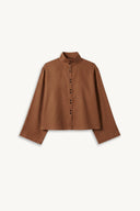 Patron Chemise Amirale – vue à plat, chemise camel à col officier montant, patte de boutonnage double boutons – Atelier Brunette