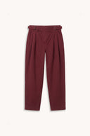 Patron Pantalon Ceinture – vue à plat, pantalon carotte bordeaux à boucles coulissantes et devant croisé – Atelier Brunette