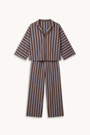 Patron Pyjama – vue à plat, ensemble rayé brun et bleu, top à manches kimono et pantalon large – Atelier Brunette