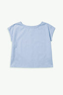 Patron Top Encolure – vue à plat, top bleu ciel à encolure ronde et emmanchures dessinées – Atelier Brunette