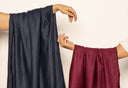 Nouvelle collection Atelier Brunette : tissus bleu marine et bordeaux tenus à bout de bras