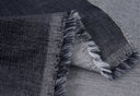 Gros plan sur un velours tissé bleu nuit aux lisières effilochées, Atelier Brunette