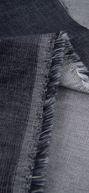 Gros plan sur un velours tissé bleu nuit aux lisières effilochées, Atelier Brunette