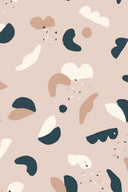 Vue à plat du tissu Oasis rose poudré, motif répété de formes organiques abstraites marine, écru et terracotta.