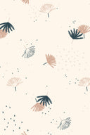 Vue à plat du tissu Palmetto ivoire, motif répété de feuilles de palmier stylisées marine, rose poudré et écru.