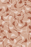 Vue à plat du tissu Windy rose poudré, motif répété de feuilles courbes terracotta et écru sur fond rose poudré.