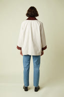 Patron Barn Jacket – vue de dos, veste écrue col et poignets velours bordeaux, jean bleu – Atelier Brunette