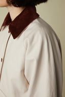 Patron Barn Jacket – gros plan col velours bordeaux, bordure boutonnière, veste beige – Atelier Brunette