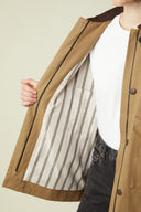 Patron Barn Jacket – vue ouverte doublure rayée intérieure, veste camel, main tenant le revers – Atelier Brunette
