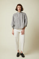 Blouse pattern – front view, blouse gingham black and white, officer collar, gathered puff sleeves, jeans – Atelier Brunette