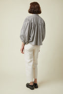 Patron Blouse Pochette – vue de dos de biais, blouse vichy noir et blanc, fronces dos, jean blanc – Atelier Brunette