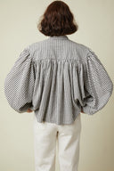 Patron Blouse Pochette – vue de dos, blouse vichy, empiècement dos très froncé, jean blanc – Atelier Brunette