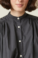 Patron Blouse Pochette – gros plan col officier, blouse noire froncée, boutons blancs – Atelier Brunette