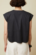 Patron Blouse Sculpturale – vue de dos, coloris noir, fond beige – Atelier Brunette