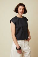 Patron Blouse Sculpturale – vue de face mi-corps, coloris noir portée avec jean blanc – Atelier Brunette