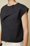 Patron Blouse Sculpturale – gros plan plastron asymétrique 3 boutons, coloris noir – Atelier Brunette