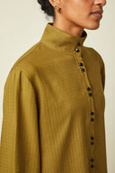 Patron Chemise Amirale – Close-up profil, col officier kaki montant, boutons noirs, boucles dorées – Atelier Brunette