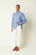 Patron Chemise Boyish – vue de face, chemise chambray bleue oversize, pantalon blanc, mules camel – Atelier Brunette