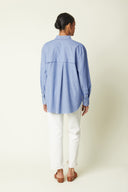 Patron Chemise Boyish – vue de dos, chemise chambray bleue, pli rond dos, pantalon blanc – Atelier Brunette