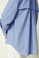 Patron Chemise Boyish – gros plan dos, empiècement avec pli rond travaillé, manche ample chambray – Atelier Brunette