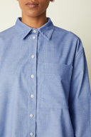 Patron Chemise Boyish – vue buste face, col sur pied, poche poitrine plaquée, chambray bleu – Atelier Brunette