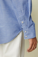 Patron Chemise Boyish – gros plan bas, poignet boutonné fente capucin, bas arrondi asymétrique – Atelier Brunette