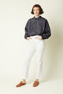 Patron Chemise – vue de face, chemise denim anthracite oversize, col français, jean blanc – Atelier Brunette