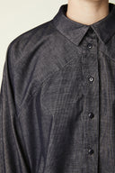 Patron Chemise – gros plan buste, col français, découpe biseau devant, boutons, denim anthracite – Atelier Brunette