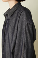 Patron Chemise – vue de profil gauche, chemise denim anthracite, manche chauve-souris, col français – Atelier Brunette
