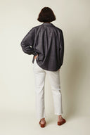 Patron Chemise – vue de dos, chemise denim anthracite, manche chauve-souris, jean blanc – Atelier Brunette