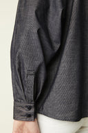 Patron Chemise – gros plan côté, manche chauve-souris, poche poitrine, denim anthracite – Atelier Brunette