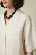 Patron Chemisette Pochette – gros plan col chemisier crème, collier grosses perles noires – Atelier Brunette