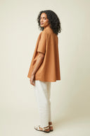 Patron Chemisette Structurée – vue de dos 3/4, coloris caramel, pantalon blanc – Atelier Brunette