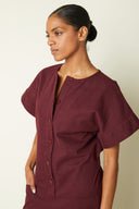 Patron LA Combinaison – Buste 3/4, combinaison bordeaux, patte boutonnage, boucle d'oreille – Atelier Brunette