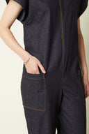 Patron LA Combinaison – Gros plan buste, combinaison denim indigo, patte boutonnage et surpiqures – Atelier Brunette