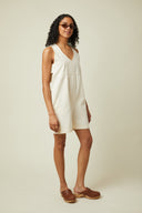 Patron La Combishort – Femme de face, combishort ivoire encolure en V, sans manches, lunettes de soleil – Atelier Brunette