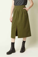 Défendue Skirt pattern – front view, midi skirt khaki, front slit, grey t-shirt, hand in pocket – Atelier Brunette