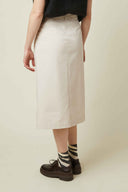 Défendue Skirt pattern – front view knee-length shot, midi skirt off-white, front slit – Atelier Brunette