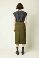 Défendue Skirt pattern – back view, midi skirt khaki, grey t-shirt, black Chelsea boots – Atelier Brunette