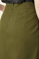 Défendue Skirt pattern – close-up back, midi skirt khaki, invisible zip closure at the back – Atelier Brunette