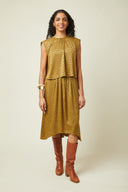 Déroutante Skirt pattern – Woman, front view, set top+skirt flared gold leopard print, caramel boots – Atelier Brunette