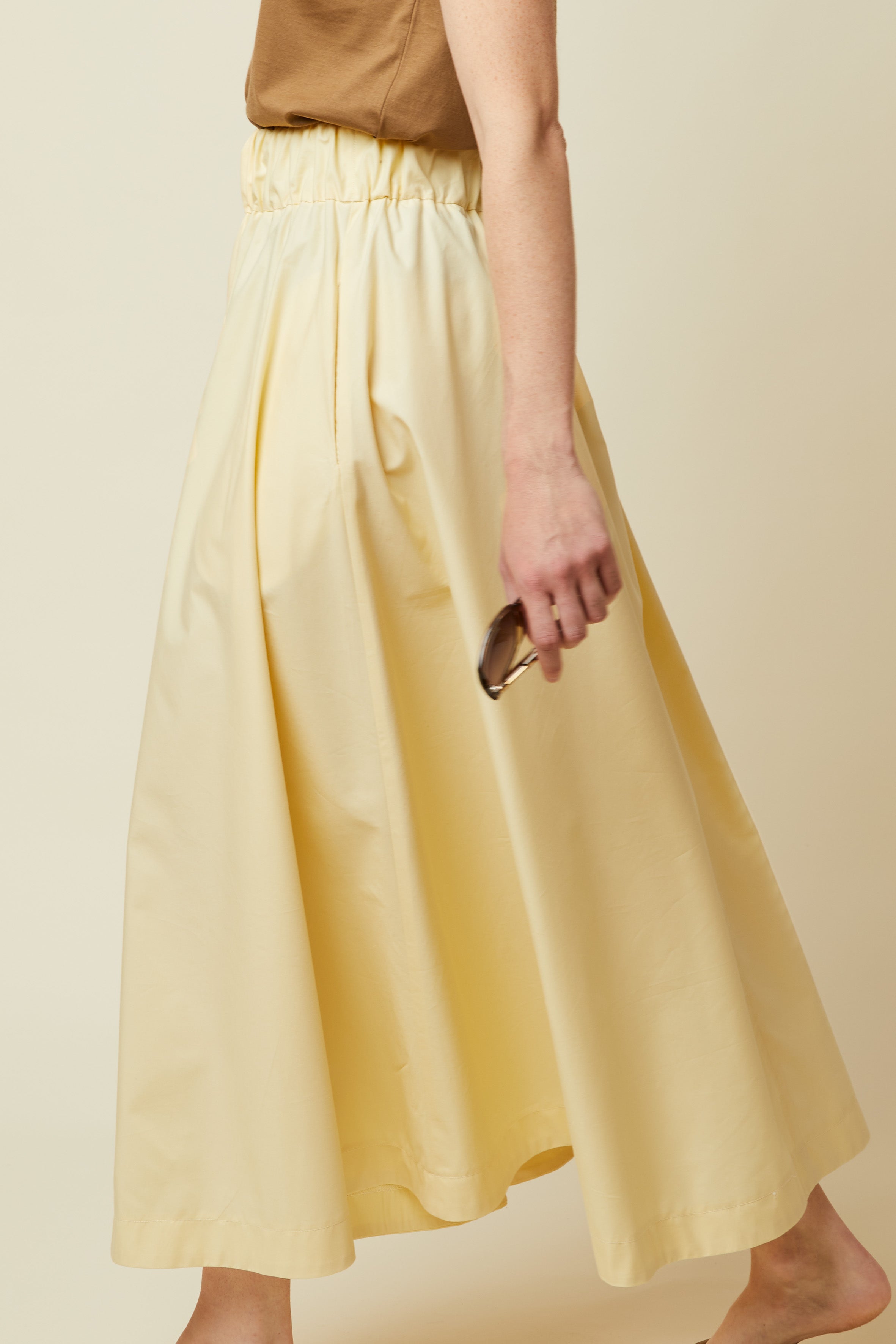 Patron Jupe Vertigo – vue de profil, jupe évasée coloris jaune, full length – Atelier Brunette