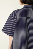 Patron Petite Robe – gros plan dos/épaules, robe rayée marine blanc, empiècement dos, col chemise – Atelier Brunette