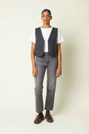 Patron LA Petite Veste – Face, gilet gris anthracite, poches plaquées, boutons, t-shirt blanc, jean gris – Atelier Brunette
