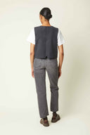 Patron LA Petite Veste – Dos, gilet gris anthracite, découpe V au dos, t-shirt blanc, jean gris – Atelier Brunette