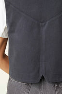 Patron LA Petite Veste – Gros plan dos, gilet gris anthracite, détail découpe chevron dans le dos – Atelier Brunette