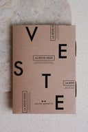 Patron LA Petite Veste – Étui kraft imprimé lettrage VESTE, logo Atelier Brunette, fond marbre – Atelier Brunette
