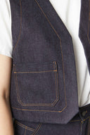Patron LA Petite Veste – Gros plan avant, veste denim indigo, surpiqures fil doré, poche plaquée – Atelier Brunette