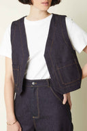 Patron LA Petite Veste – Face, gilet denim indigo, surpiqures dorées, t-shirt blanc, jupe jean – Atelier Brunette